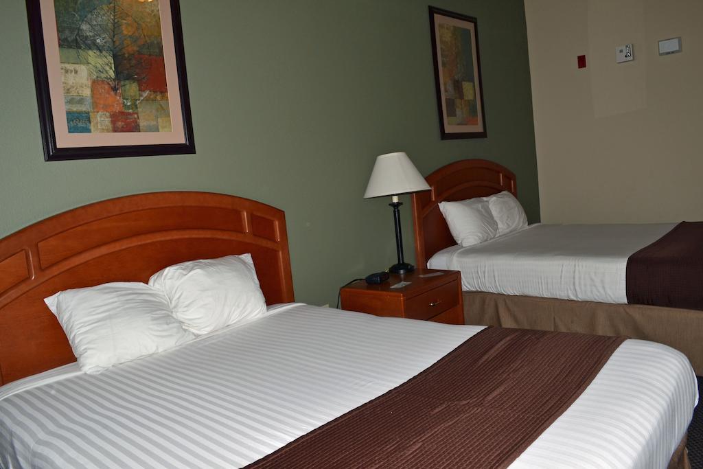 Paola Inn And Suites Room photo