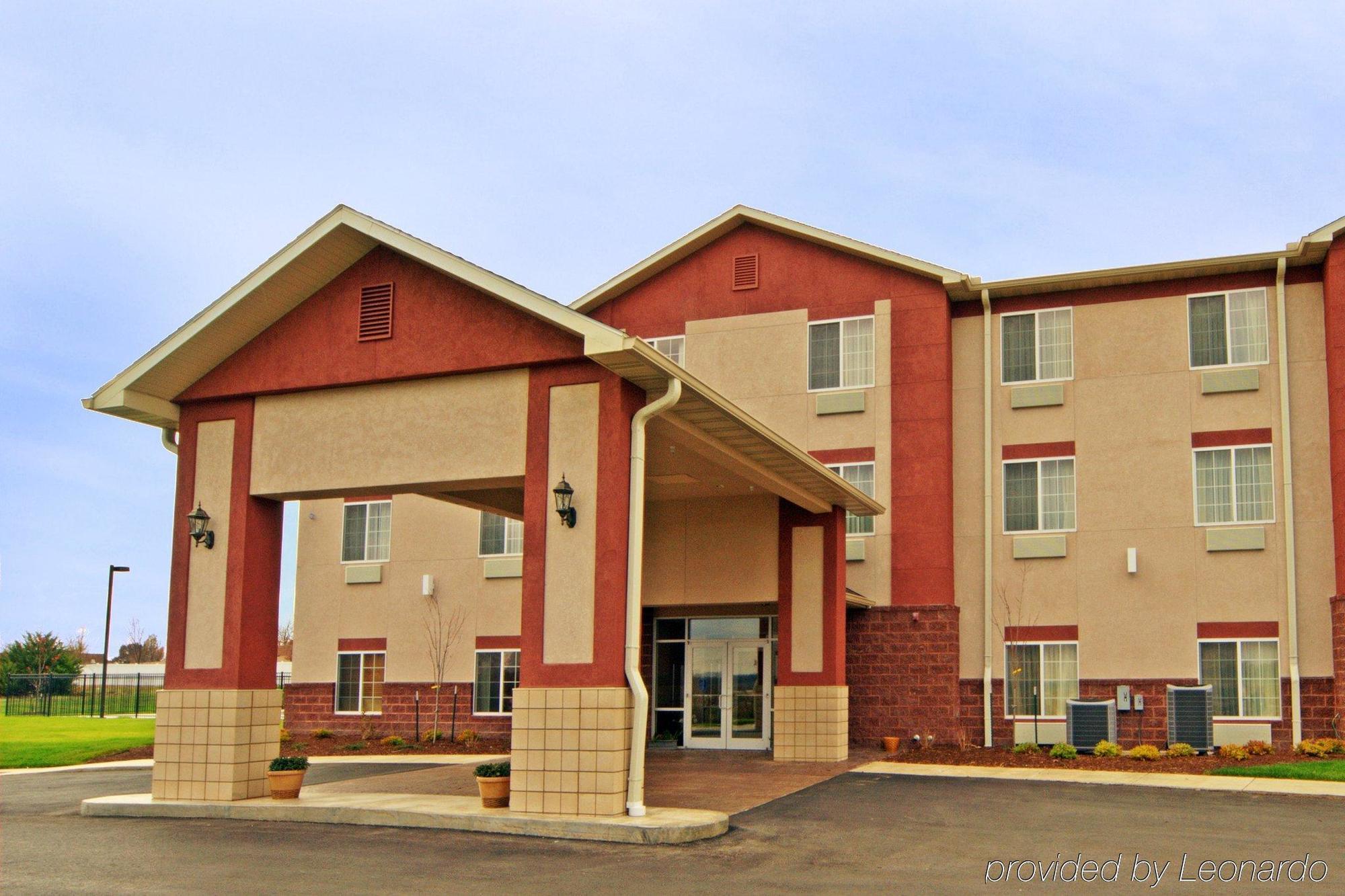 Paola Inn And Suites Exterior photo