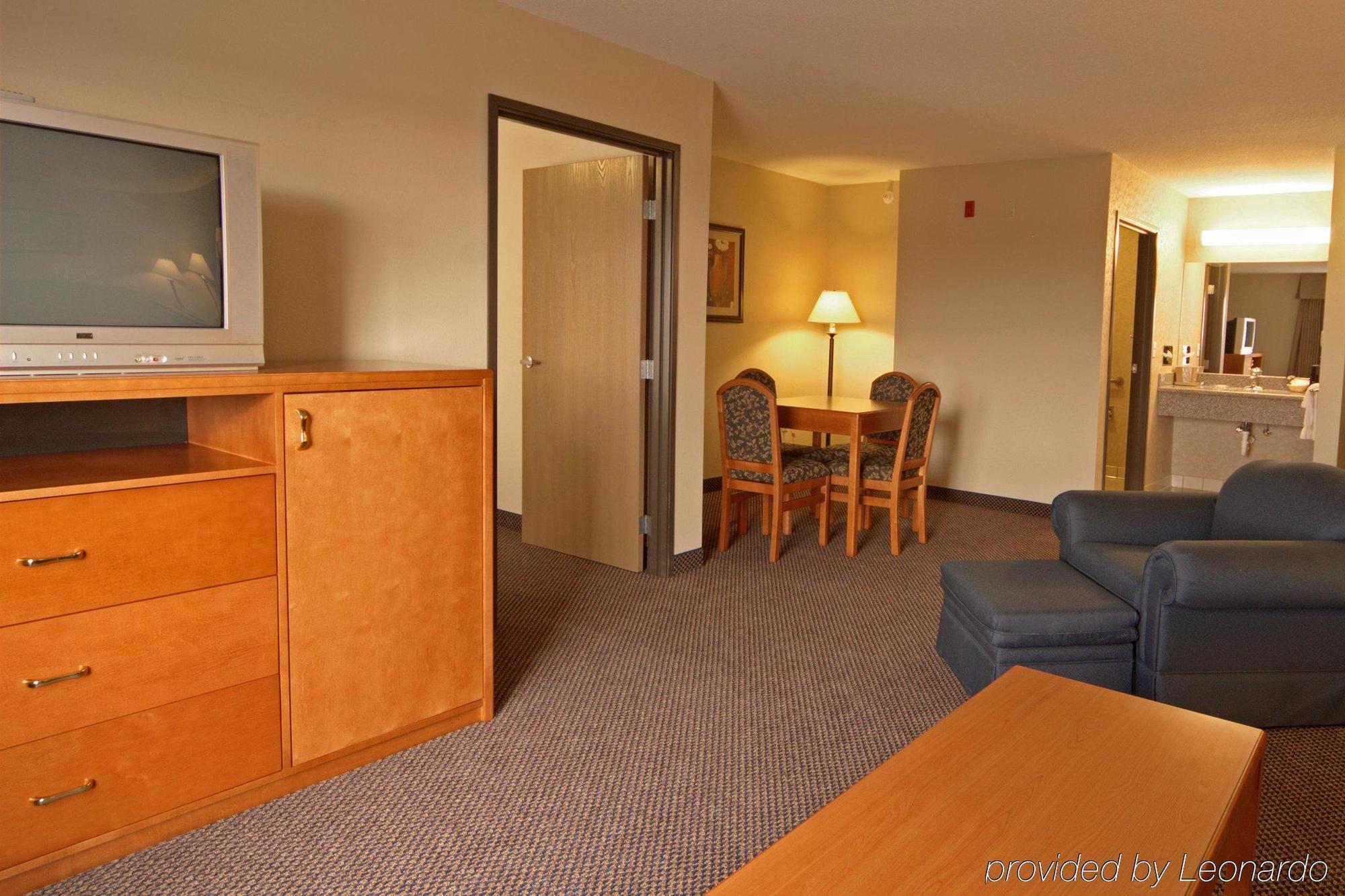 Paola Inn And Suites Room photo